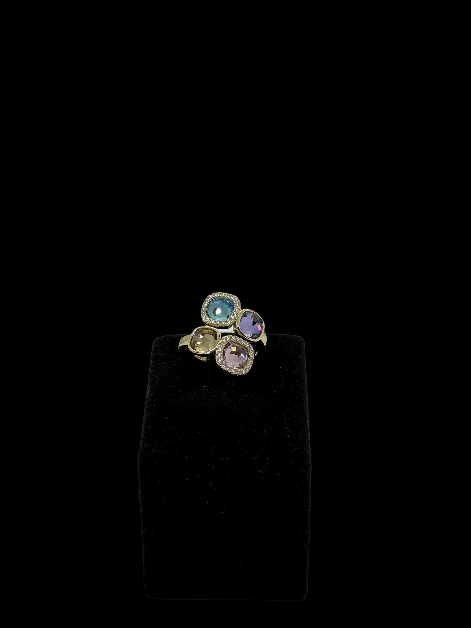 Anello in oro giallo con pietre quadrate colorate