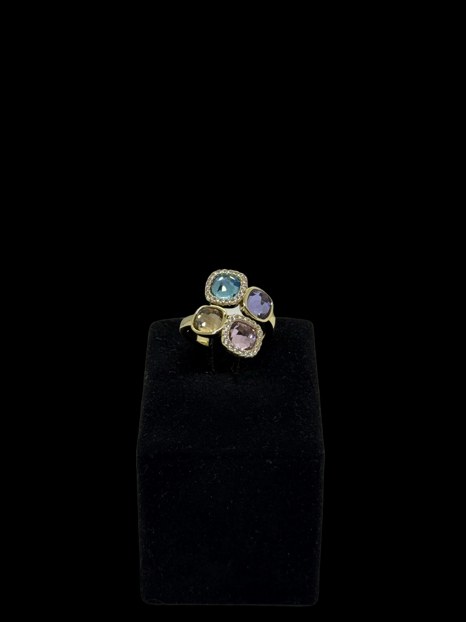 Anello in oro giallo con pietre quadrate colorate (2)