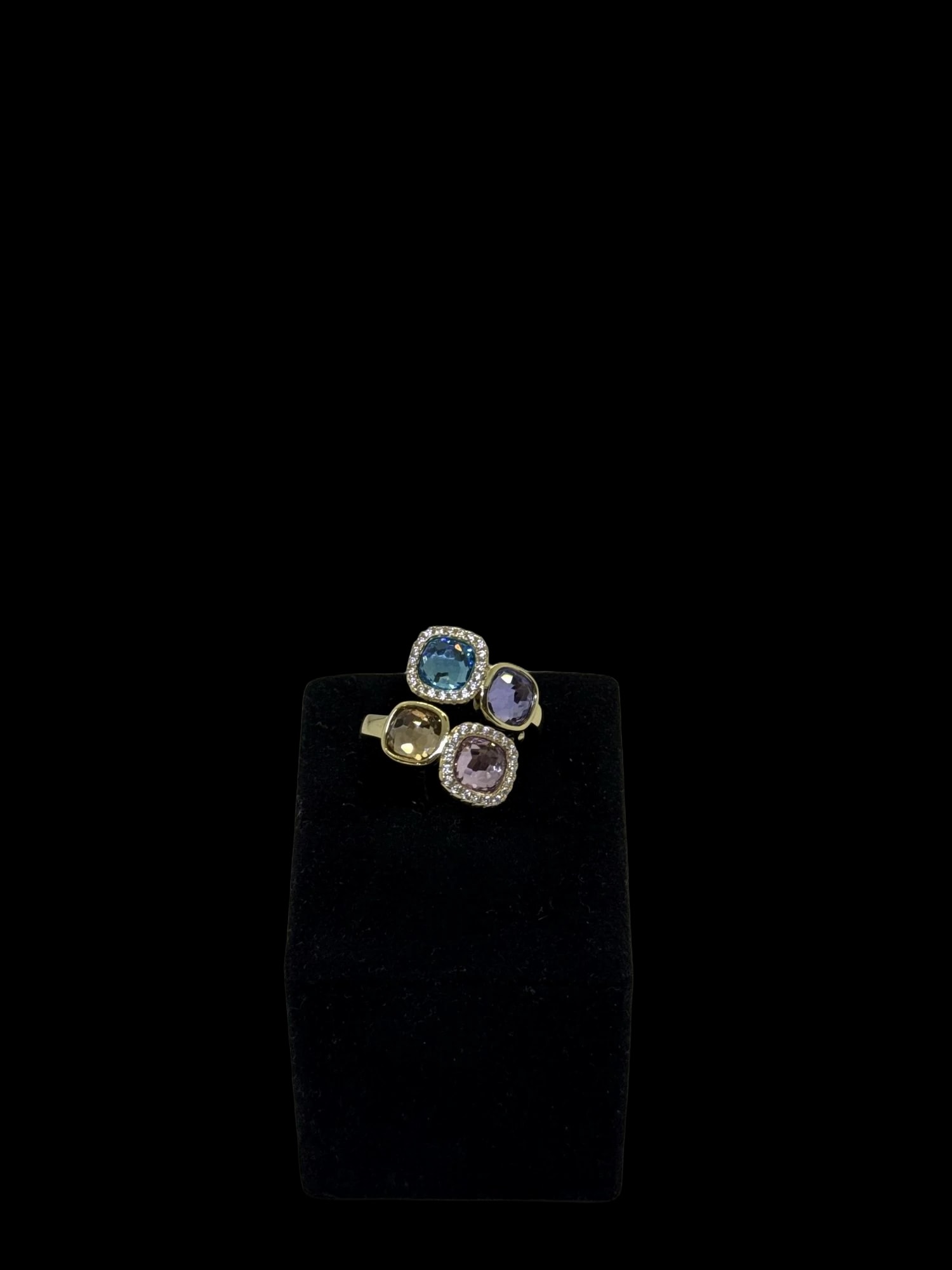 Anello in oro giallo con pietre quadrate colorate (3)