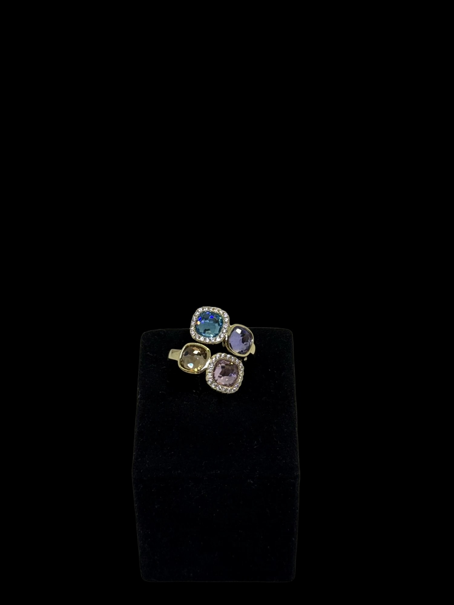 Anello in oro giallo con pietre quadrate colorate (4)