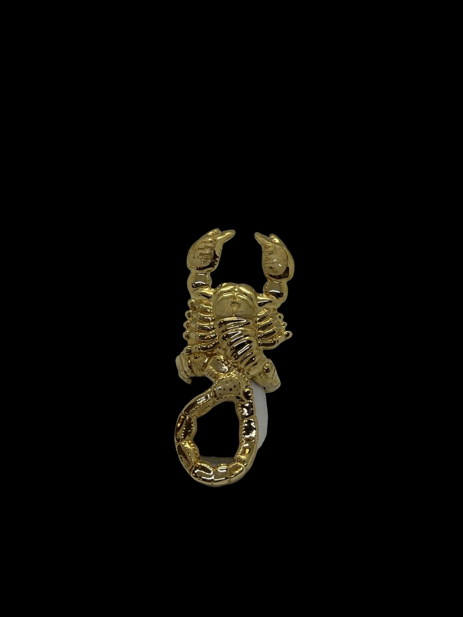 Anello a forma di scorpione in oro giallo