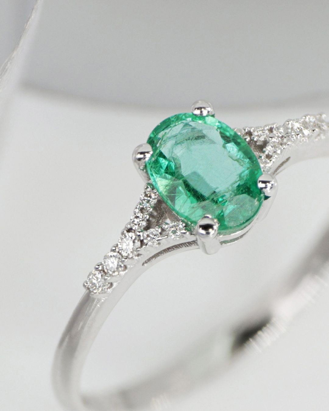 Anello Smeraldo ovale, Artlinea