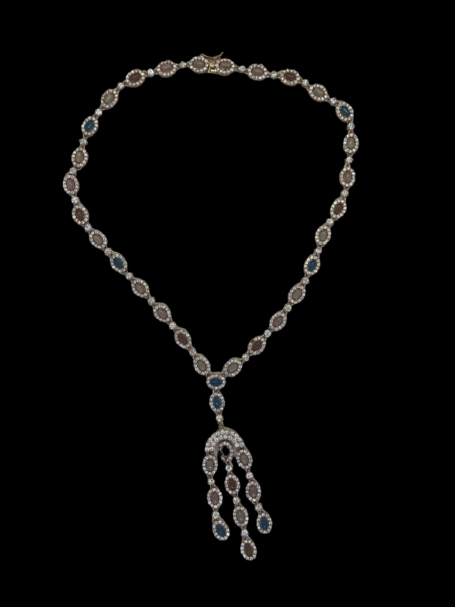 Collana in oro con pietre ovali colorate contornate e frange pendenti
