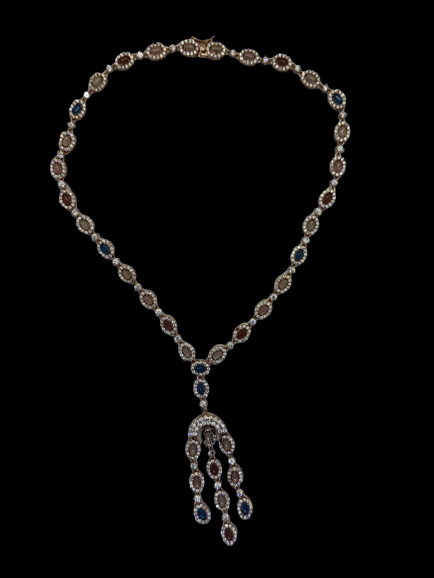 Collana in oro con pietre ovali colorate contornate e frange pendenti (2)