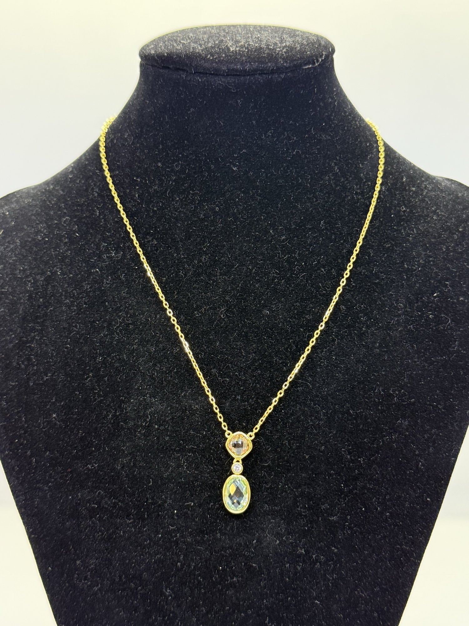 Pendente in oro giallo con pietra champagne e pietra ovale verde, con catena