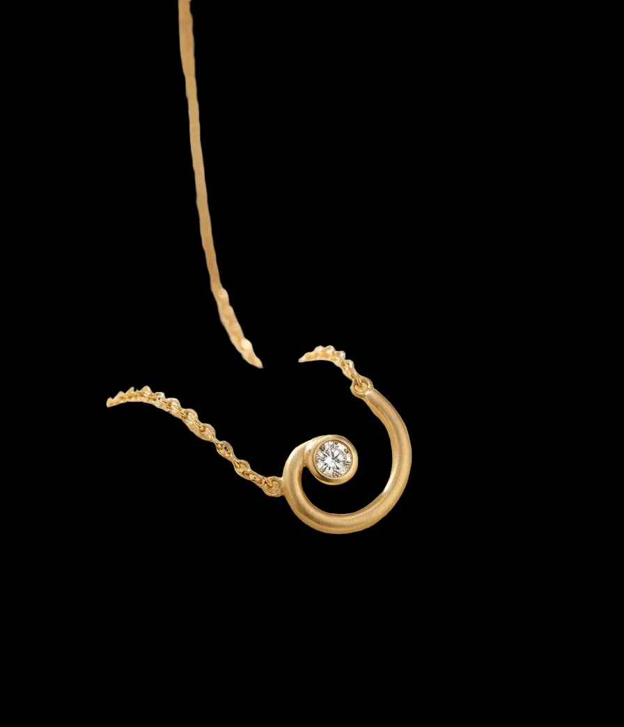 Collana in oro con pendente e diamante